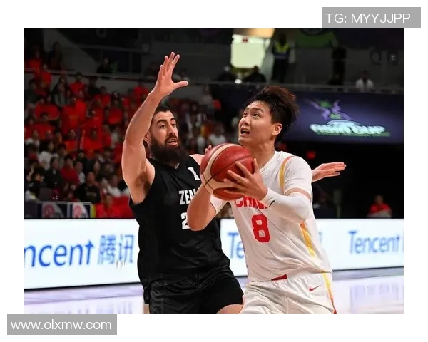 周琦在赛场上的精彩盖帽瞬间展现防守实力引发球迷热议