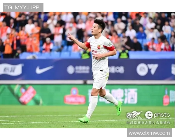 武磊精彩任意球破门助力球队逆转胜利展现个人风采